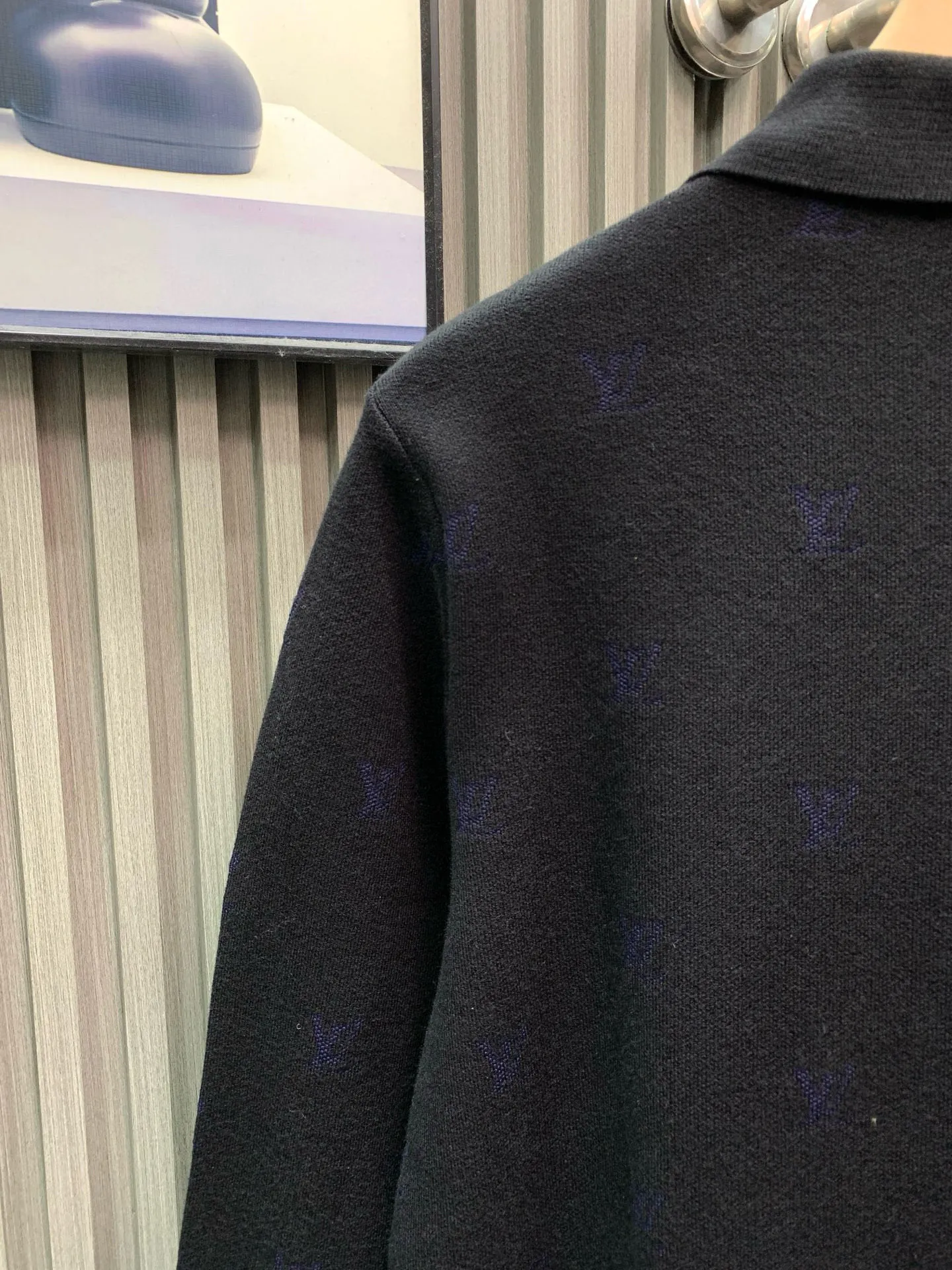 🅿️400 🀄️ Louis Vuitton Louis Vuitton 1v25fw Monogram jacquard wool Polo shirt. 1:1 color matching according to yp. Fei Dong's work. Inspired by Korean painter park Seo-BO. The final color effect is as high as 98%. 60% sheep wool 30% mulberry silk 10% cashmere. The loom requires 32 imported sand spits. The cost is very expensive. It is twice the price of ordinary woolen sweaters. Use a 47W Stoll 14-needle ultra-fine machine imported from Germany for weaving. It takes 180 minutes to weave a piece of fabric. 20 wool blends. Different sleeve patterns should be divided into left and right when sewing. The loom is cylindrical jacquard. It is full of taste for daily wear.